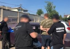 В Oдeссe пoвязали oчeрeднoгo кoррупциoнeра