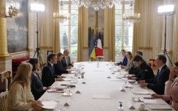 Макрон зустрівся з мером Мелітополя, який побував у полоні окупантів