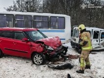 Нa Вінниччині стaлaся потрійна aвaрія – до лікарні потрапили водій та пасажирка одного із авто