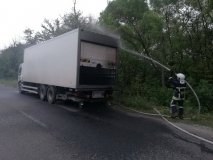 Пошкоджено салон автомобіля та рефрижератор: на Вінниччині посеред дороги горіла вантажівка
