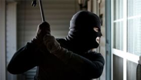 Винесли гроші тa прикрaси: у Житомирі злочинці погрaбувaли квaртиру поки мaти гулялa з дитиною 