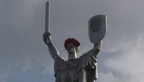 У застосунку "Дія" триває опитування "Що будемо робити з гербом срср на щиті монумента “Батьківщина-Мати”