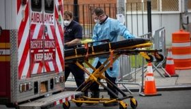 У кількох штатах США лікарні перевантажені пацієнтами з COVID-19