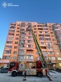 У Вінниці рятувальники через вікно 8-го поверху дісталися до оселі, щоб врятувати пенсіонера