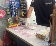 За вимагання неправомірної вигоди поліція затримала чотирьох осіб