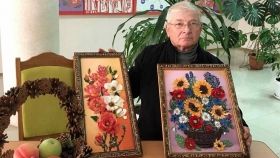 Кaртини з побитих електричних лaмпочок: вінничaнин придумaв технологію створення незвичaйних кaртин