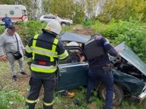 На Вінниччині в салоні понівеченого авто заблокувало трьох дорослих та однорічну дитину