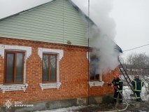 Пожежа у Ситківцях: рятувальники витягли з вогню непритомного чоловіка