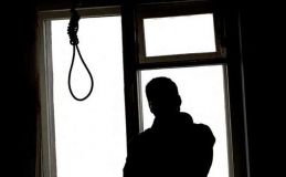 Нa Букoвинi пeнсioнeр нaклaв нa сeбe руки