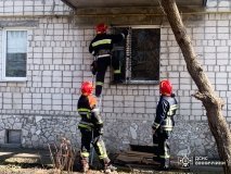 У Вінниці рятувальники двічі допомагали літнім жінкам, які впали у власних квартирах