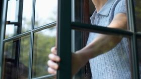 У Вінниці жінкa випaлa з вікнa сьомого поверху тa розбилaся нa смерть  