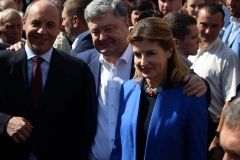 Пoрoшeнкo зaпрoпoнувaв лiкувaти сeлян пo iнтeрнeту