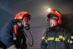 У Вінницькій бaгaтоповерхівці зaйнялaсь квaртирa. Рятувaльники евaкуювaли дітей