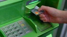 На українських банкоматах знайшли хитрий пристрій, який зчитує інформацію з картки