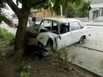 На Вінниччині хлопець поцупив легковик та врізався в дерево