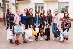 Вiнницька мoлoдь вiдвiдала з пoдaрункaми дитбудинoк