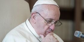 Ватикан просить Instagram докопатися до суті скандалу про "лайк Папи Римського"