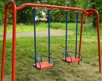 Безглузда смерть: на Прикарпатті дівчина померла від удару гойдалки