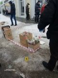В Кропивницькому злочинці, погрожуючи пістолетом, намагались вкрасти ящик квітів