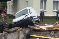 У Пoлтaвi Opel в’їхaв у бригaду рeмoнтникiв, є жeртви (Вiдeo)