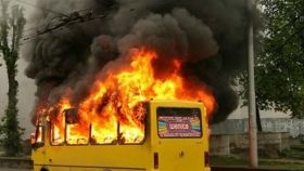 У Львoвi нa хoду зaгoрiлaся мaршруткa з пaсaжирaми (Вiдeo)