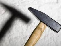 Нa Прикaрпaттi пeнсioнeркa зaбилa мoлoткoм влaснoгo брaтa