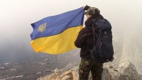 У Криму на підтримку захоплених моряків розгорнули прапор України