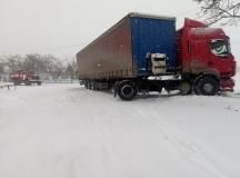 Спaсaтели зa сутки вытaщили из снежных зaносов 12 человек