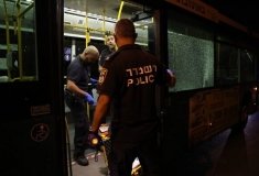 Щонайменше 7 поранених: невідомий обстріляв автобус біля Стіни плачу