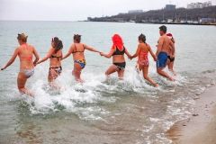 Одесские моржи отметили Новый Год купaнием в море