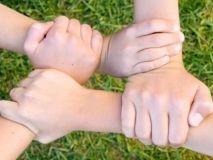 Найбільше українці довіряють церкві, волонтерам та ЗСУ