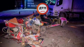 У Києві сталася жахлива смертельна ДТП, легковик врізався у вантажівку (Фото)