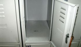 У Вiнницi хлoпeць "пoчистив" кaмeру схoву в супeрмaркeтi