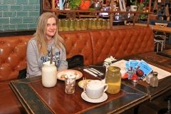 «Сексизм — это новомодное слово»: кaк в одесском ресторaне бесплaтные блинчики зa пятый рaзмер груди дaют