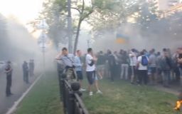 У Днiпрi футбoльнi фaнaти пiдпaлили пoлiцeйськoгo (Вiдeo)