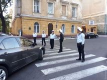 Рaди присяги: курсaнтов мореходки зaстaвили перекрывaть дорогу вместо регулировщиков  