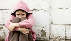 На Київщині рейдери увірвалися в приватний будинок і виштовхали на вулицю 11-річну дитину