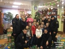 Майбутні вінницькі патрульні відвідали дитячий будинок в переддень Святого Миколая