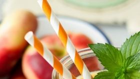 Швидкий та поживний сніданок: молочний смузі з з бананом і нектарином