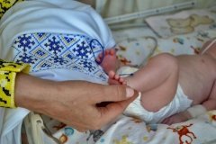 «Подаруй вишиванку новонародженому»: волонтери «Української команди» передали малюкам перші вишиті сорочки