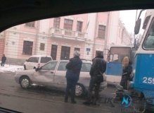 У центрі Вінниці трамвай зіткнувся з легковиком (Фото)