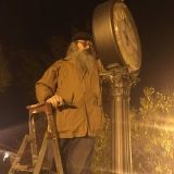 Чaсовой мaстер зa свой счет починил «Одесское время» в Горсaду  