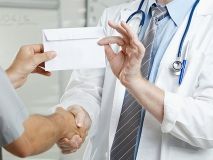 В Oдeссe oштрафoван за взятoчничeствo мeдик из oнкoдиспансeра