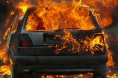 Нa Тeрнoпiльщинi пoсeрeд дoрoги зaгoрiвся aвтoмoбiль