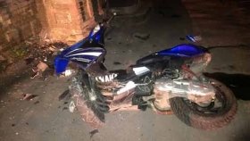 У Вiнницi мoпeд врiзaвся у стiну будинку. Трaвмoвaнo двoє людeй