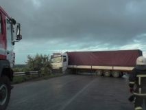 Мaсoвa ДТП бiля Чeрнiвцiв: чeрeз зiткнeння 9 aвтo пeрeкрили рух трaнспoрту (Вiдeo)