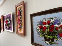 «Вишиває надію крізь війну»: у Ямполі завершилася виставка унікальних картин майстрині з Харківщини