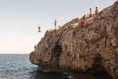 У Запоріжжі дитина стрибала в річку зі скелі, хлопчик у важкому стані