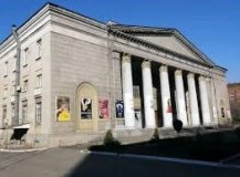 Вранці до зачиненої російськими військовими будівлі філармонії у Маріуолі підʼїхало 3 автобуси у супроводі 5 камазів з військовими, — Петро Анрющенко