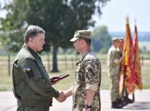 Під час робочої поїздки до Вінницької області Президент нагородив військових льотчиків